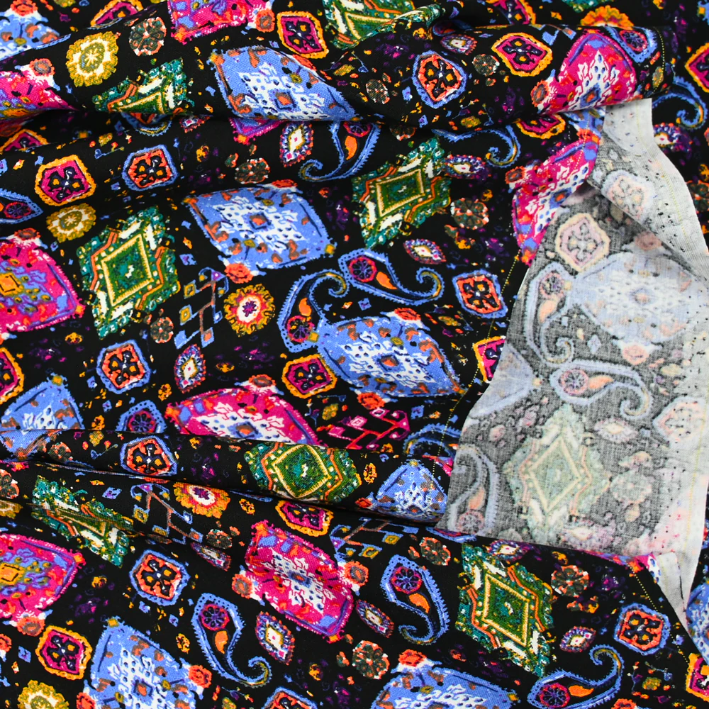 Viscose imprimée cachemire fuchsia et bleu fond noir - Image 4