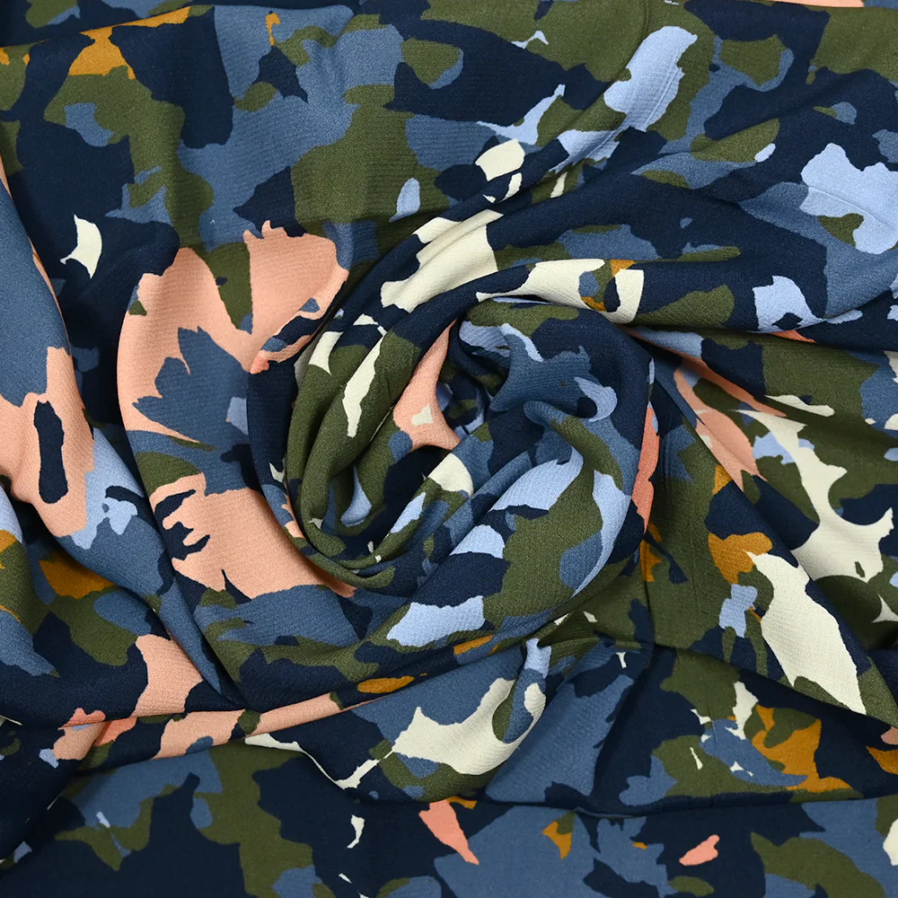 Viscose imprimée camouflage vert, rose et bleu - Image 2