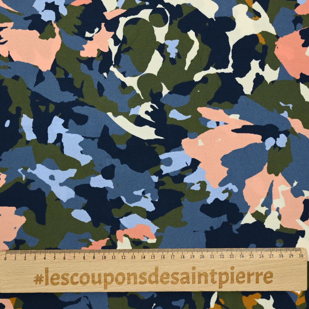 Viscose imprimée camouflage vert, rose et bleu - Image 3