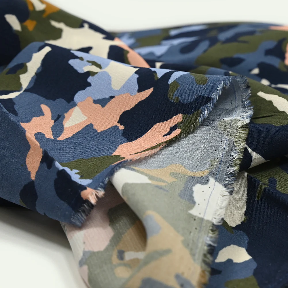 Viscose imprimée camouflage vert, rose et bleu - Image 4