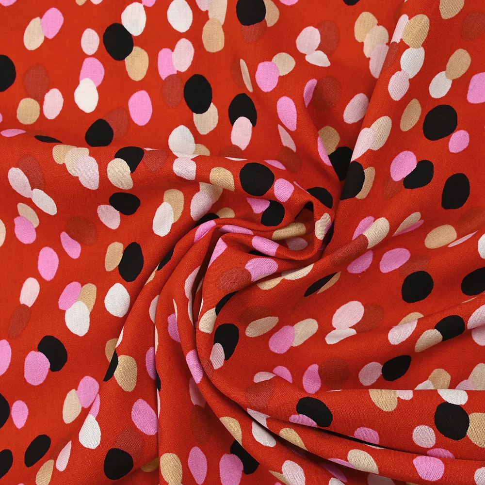 Viscose imprimée confettis noir, rose et beige fond rouge - Image 2