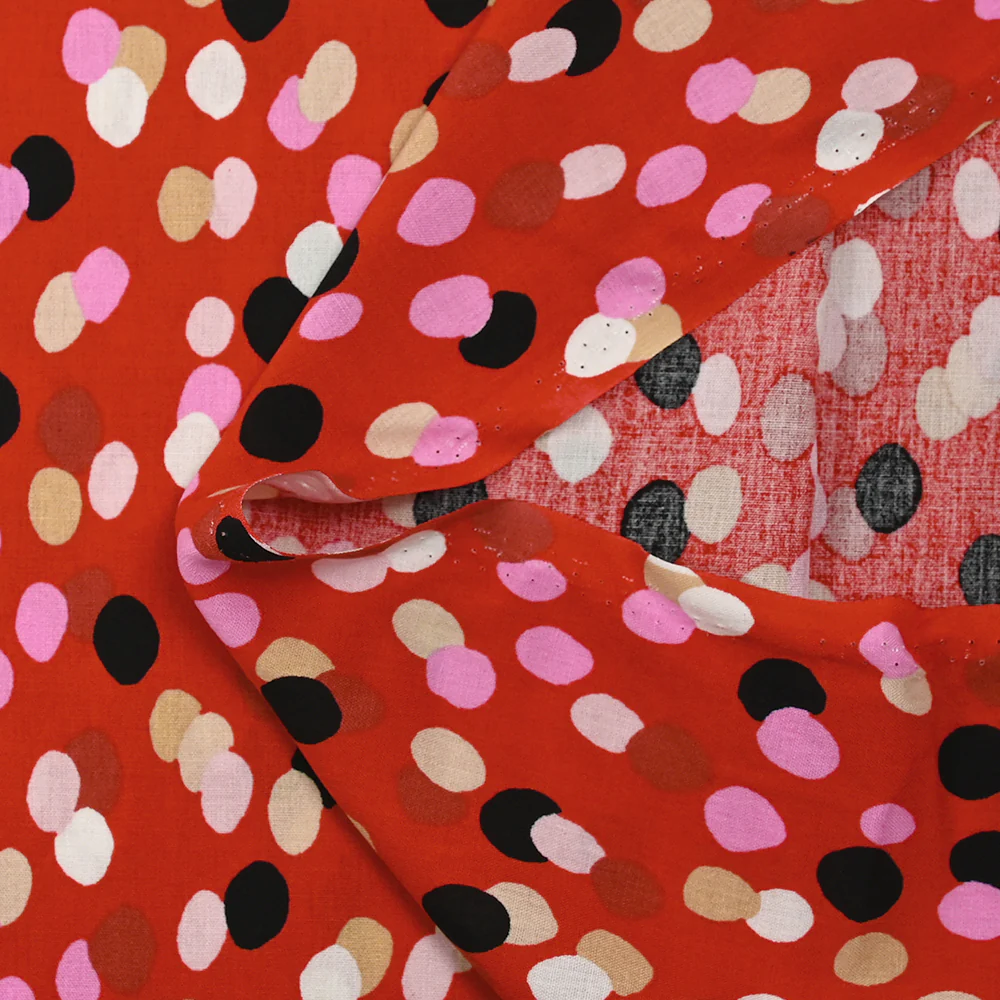 Viscose imprimée confettis noir, rose et beige fond rouge - Image 4