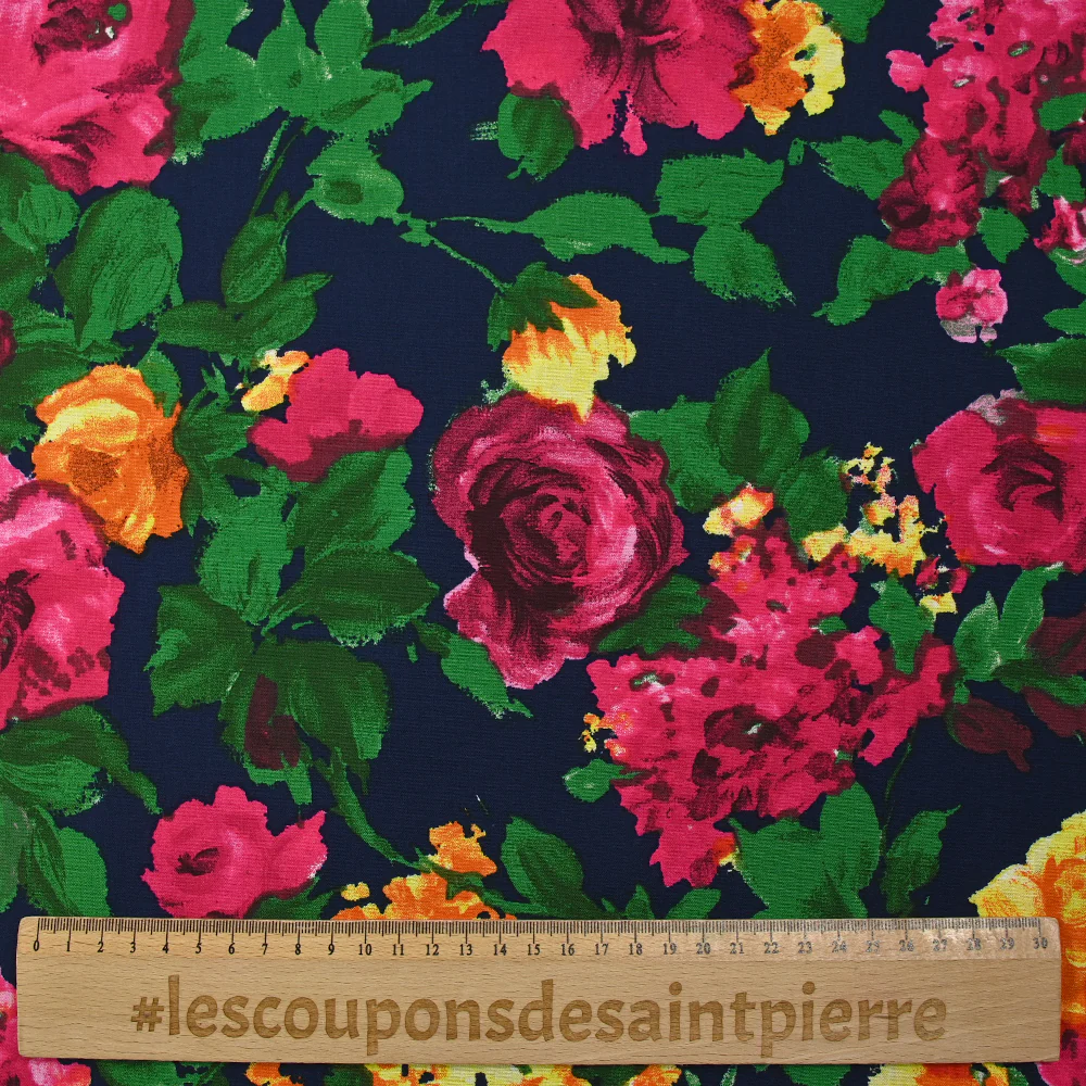 Viscose imprimée éclat de roses fuchsia et jaune fond marine - Image 3