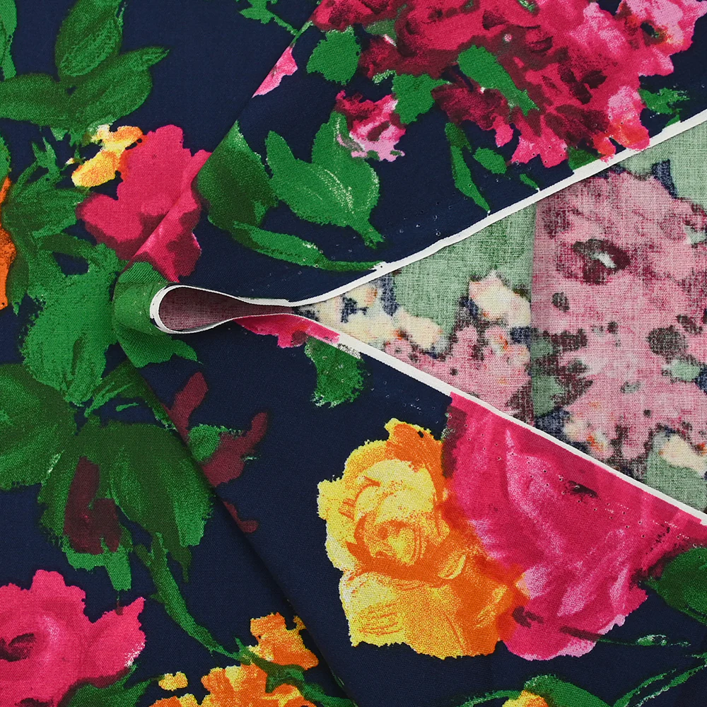 Viscose imprimée éclat de roses fuchsia et jaune fond marine - Image 4