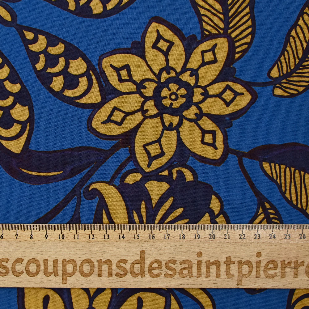 Viscose imprimée feuillage marine et curry fond bleu - Image 3