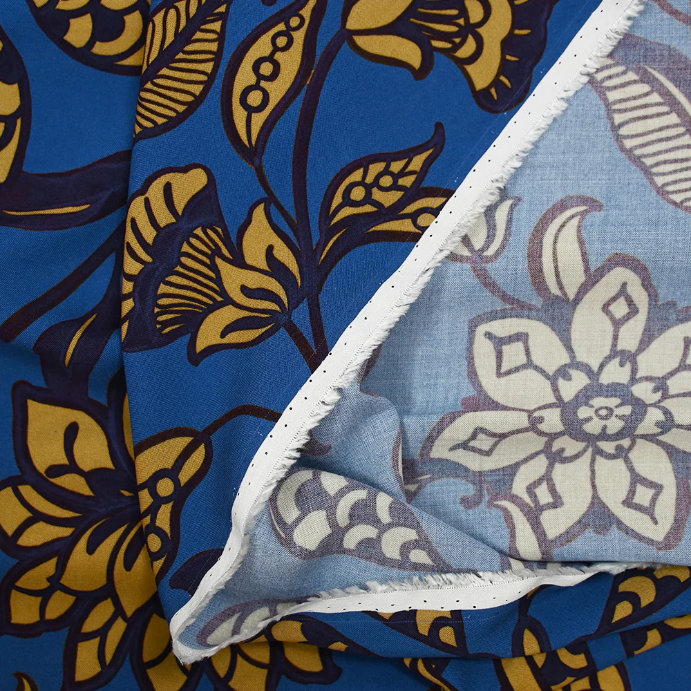 Viscose imprimée feuillage marine et curry fond bleu - Image 4
