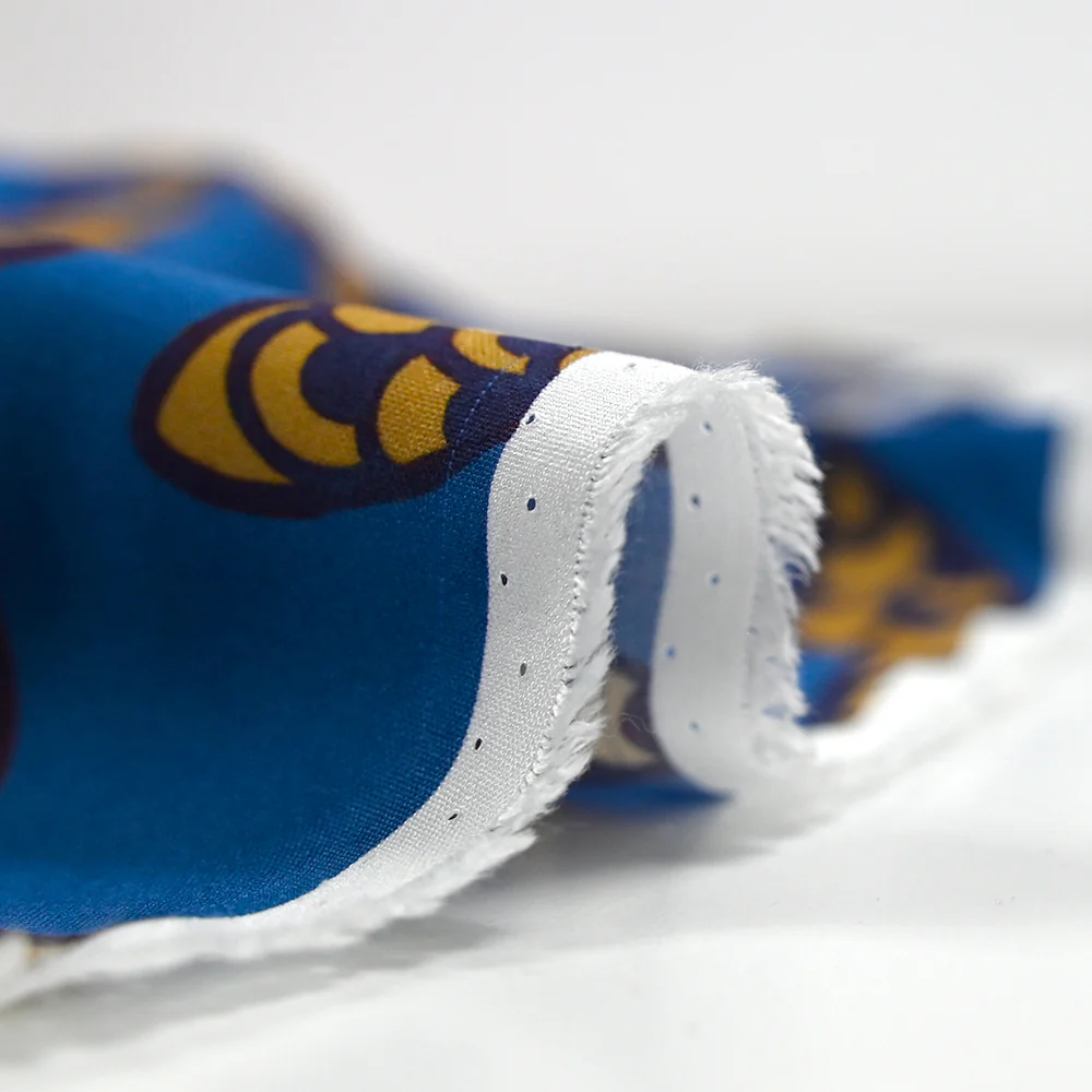 Viscose imprimée feuillage marine et curry fond bleu - Image 5