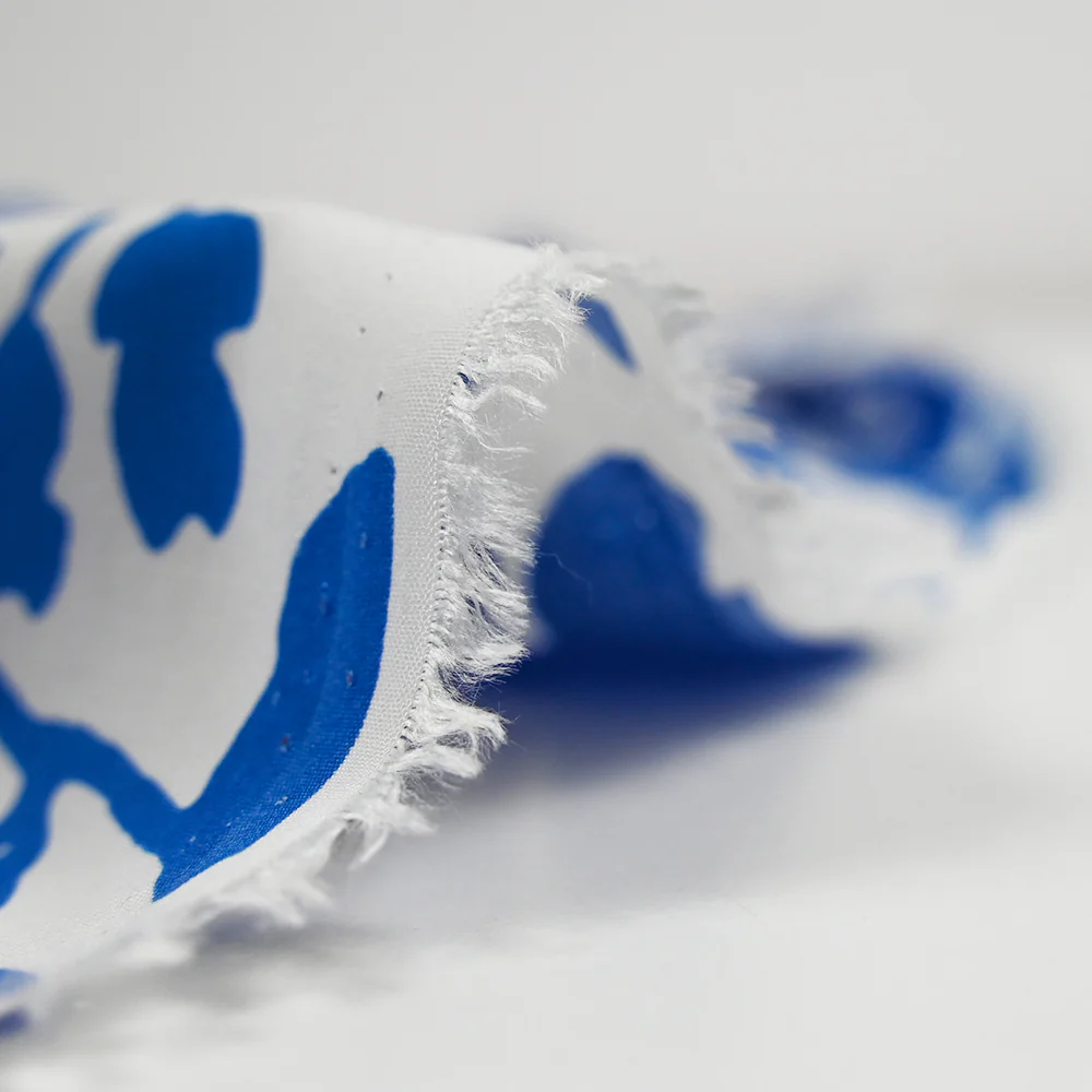 Viscose imprimée fleurs bicolore bleu roi fond blanc - Image 5