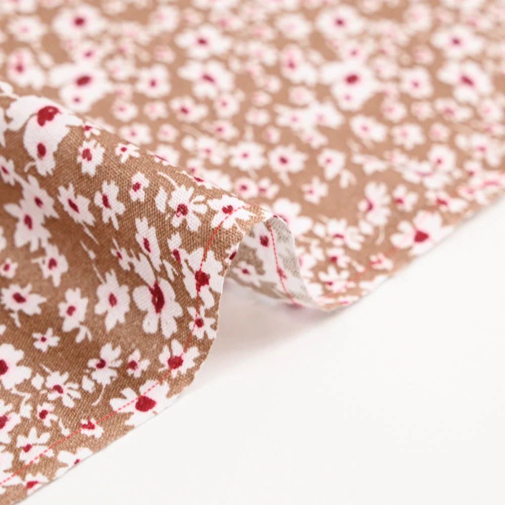 Viscose imprimée fleurs blanches et bordeaux fond noisette - Image 6