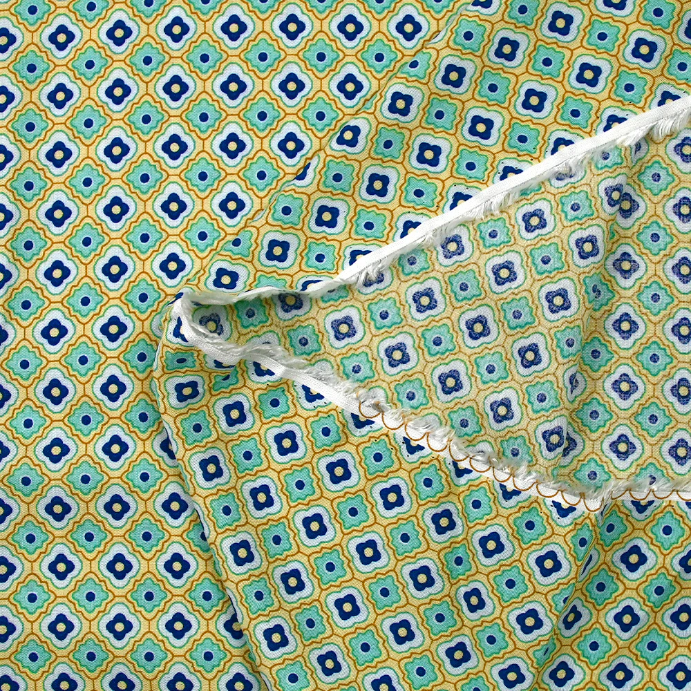 Viscose imprimée fleurs graphiques marine fond jaune beurre - Image 5