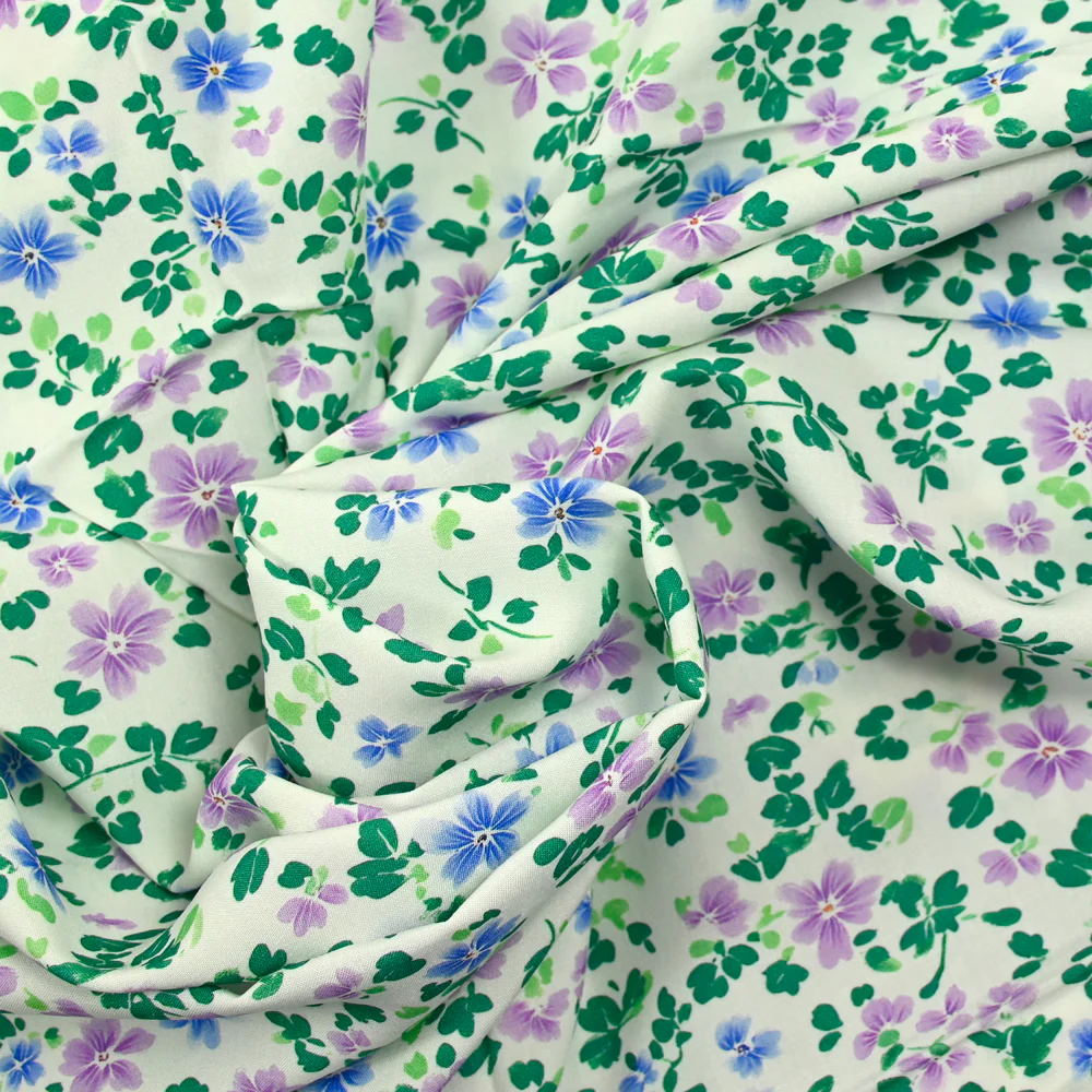 Viscose imprimée fontaine de fleurs bleues et violettes fond écru - Image 2