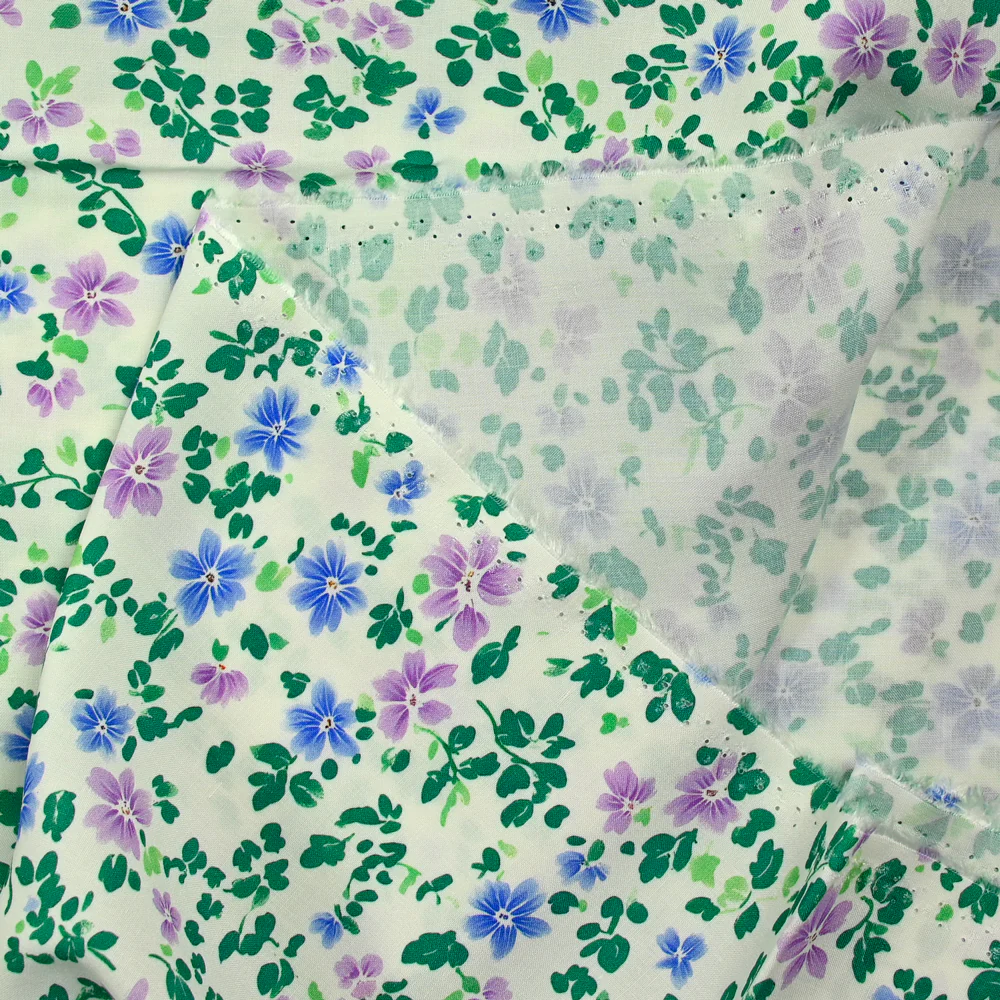 Viscose imprimée fontaine de fleurs bleues et violettes fond écru - Image 4