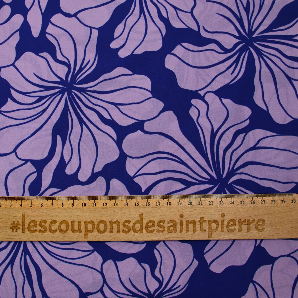 Viscose imprimée grandes fleurs fond violet - Image 3