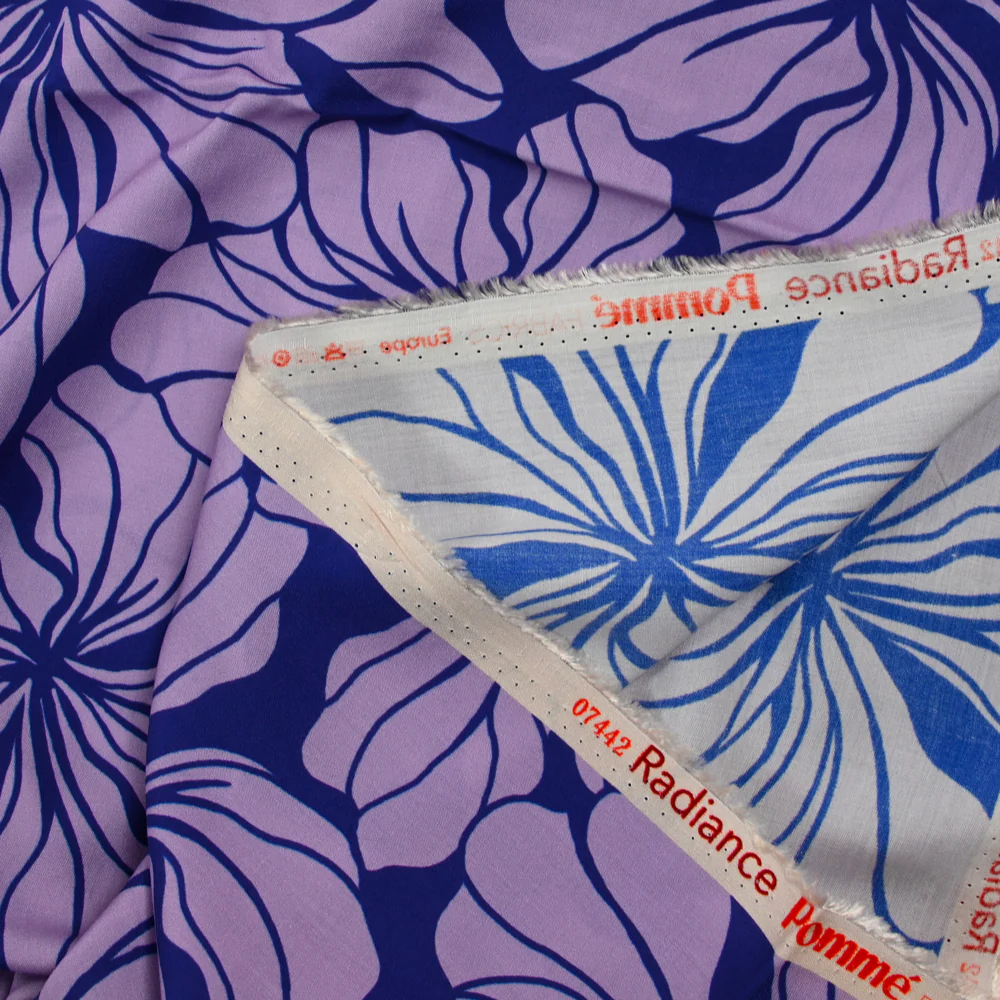 Viscose imprimée grandes fleurs fond violet - Image 4