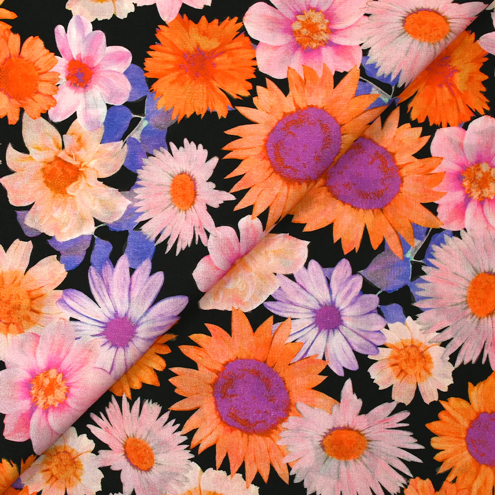 Viscose imprimée invasion florale fond noir - Image 4