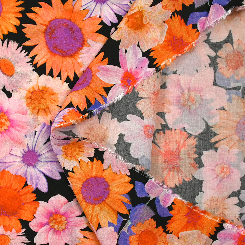 Viscose imprimée invasion florale fond noir - Image 5