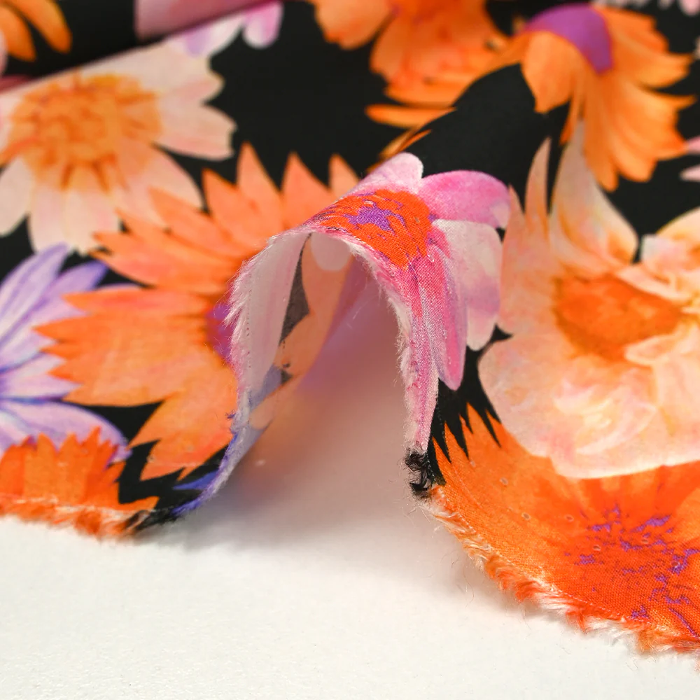 Viscose imprimée invasion florale fond noir - Image 6