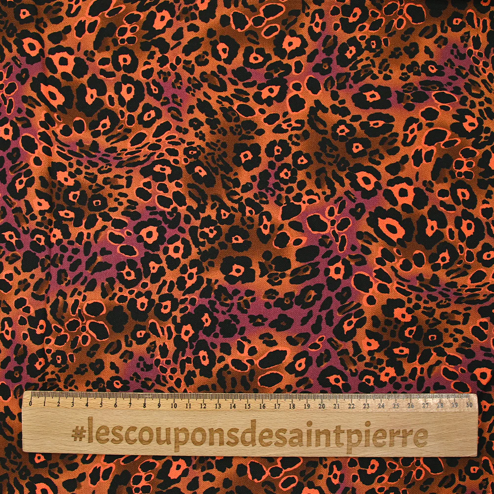 Viscose imprimée léopard orange fluo fond marron - Image 3