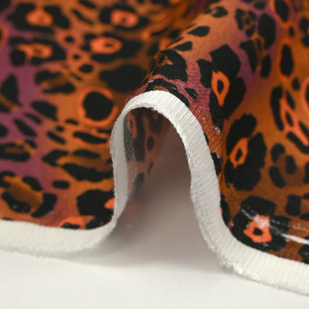 Viscose imprimée léopard orange fluo fond marron - Image 6