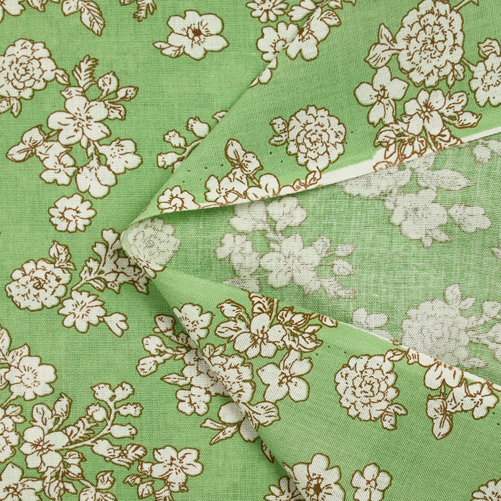 Viscose imprimée printanière blanc cassé fond vert clair - Image 5