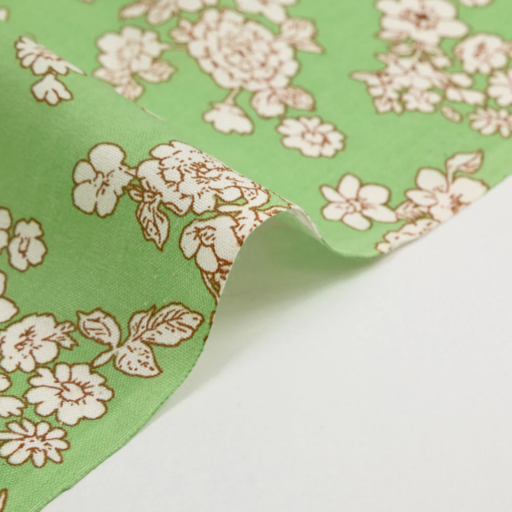 Viscose imprimée printanière blanc cassé fond vert clair - Image 6