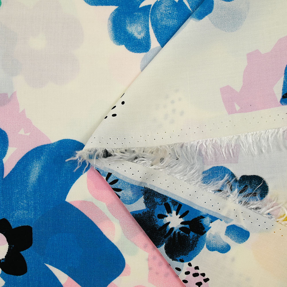 Viscose imprimée tampons de fleurs bleues et roses fond blanc cassé - Image 4