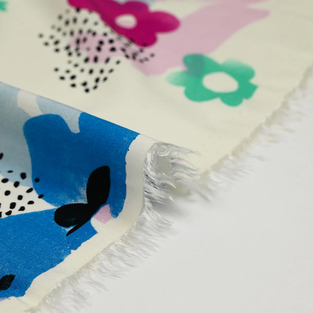 Viscose imprimée tampons de fleurs bleues et roses fond blanc cassé - Image 5