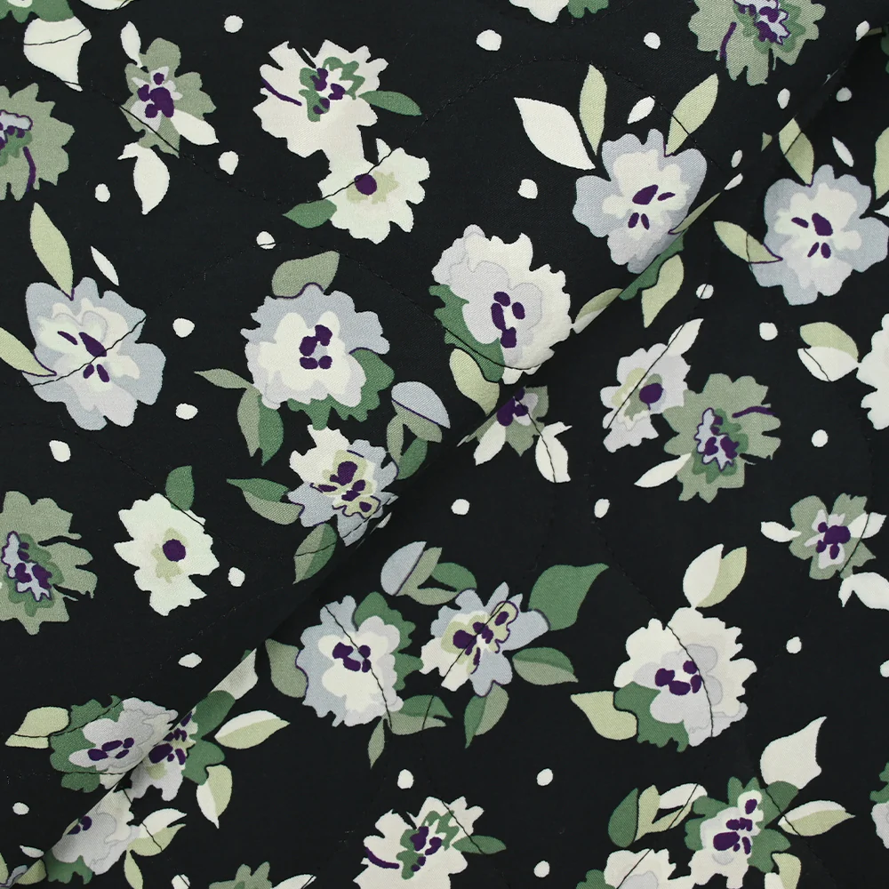 Viscose matelassée fleurs vertes fond bleu nuit envers noir - Image 5