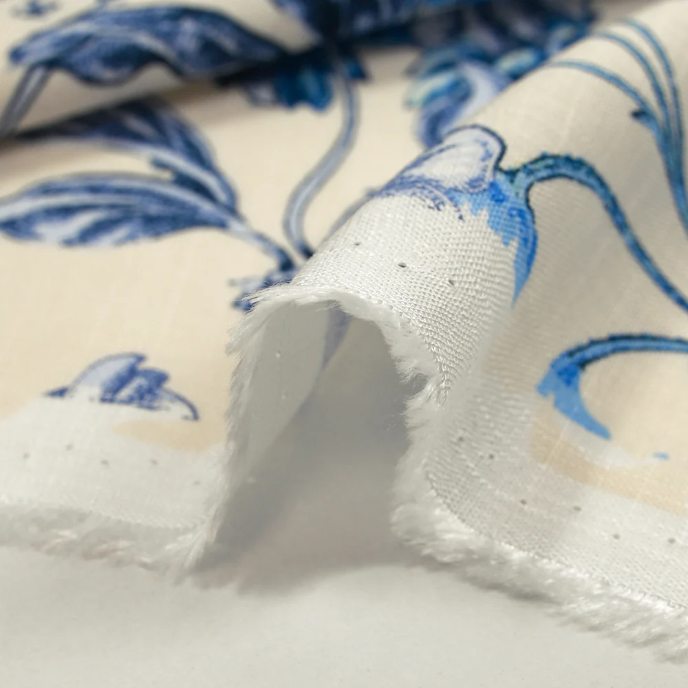 Viscose tissée imprimée fleurs enchantées bleu fond écru - Image 6
