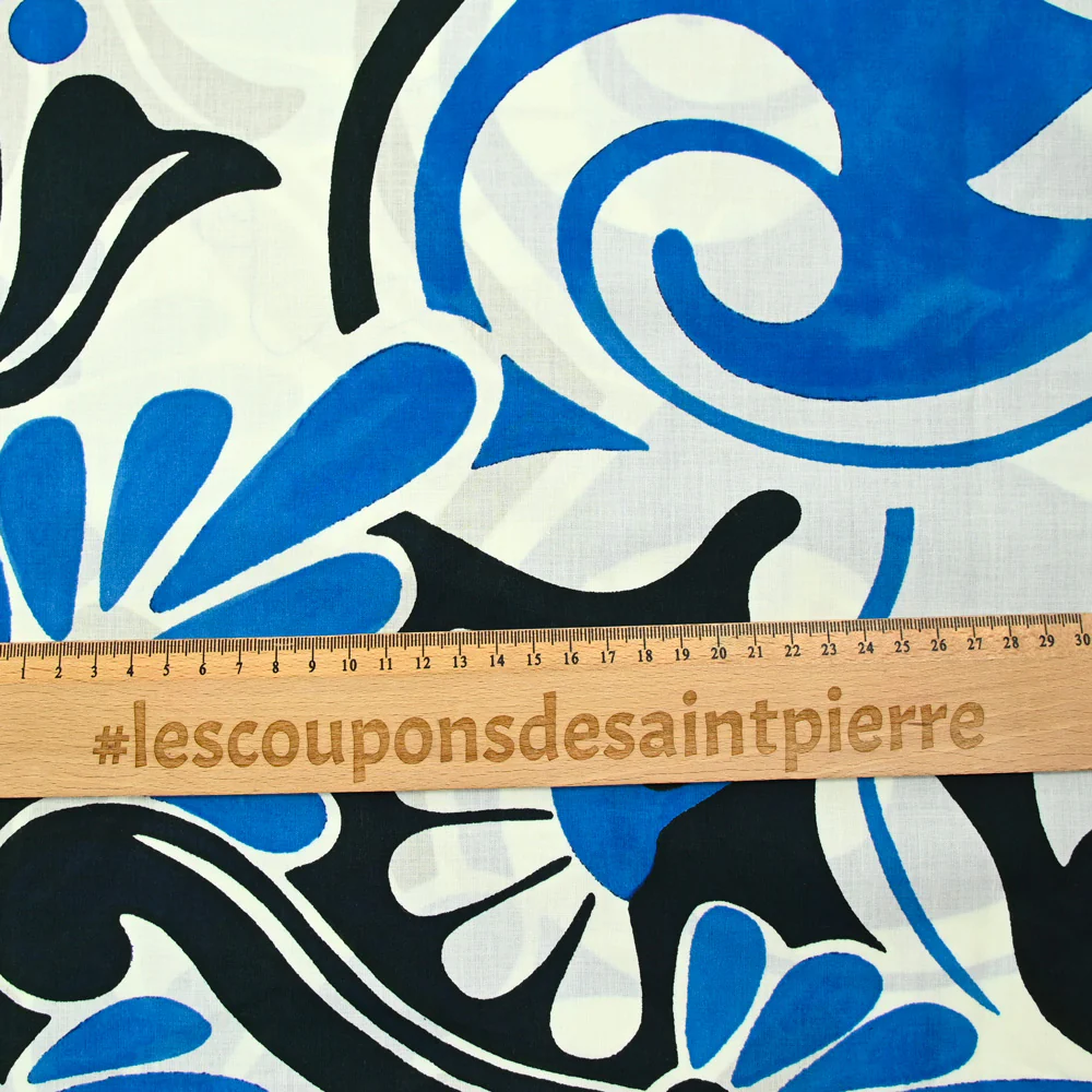 Voile de coton imprimé arabesque bleu et noir fond blanc - Image 3