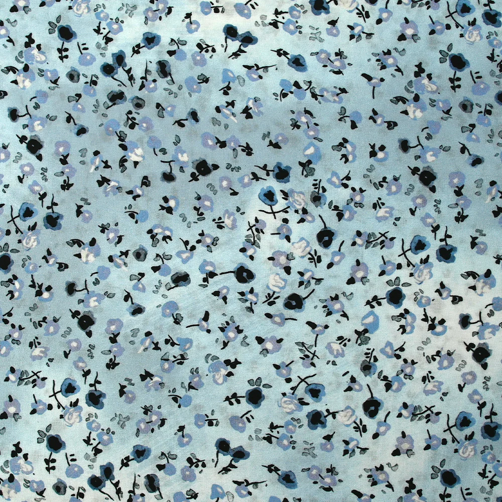 Voile de viscose imprimé fleurs dansantes fond bleu brumeux