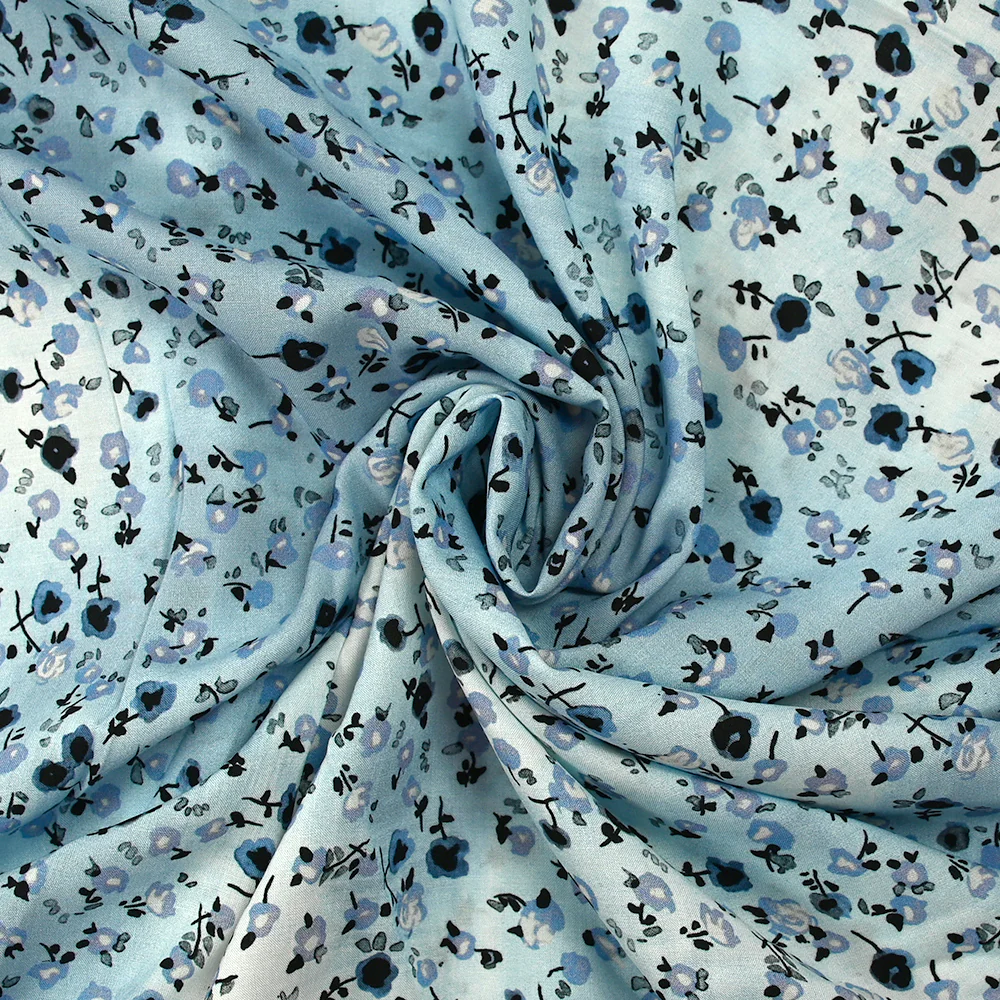 Voile de viscose imprimé fleurs dansantes fond bleu brumeux - Image 2
