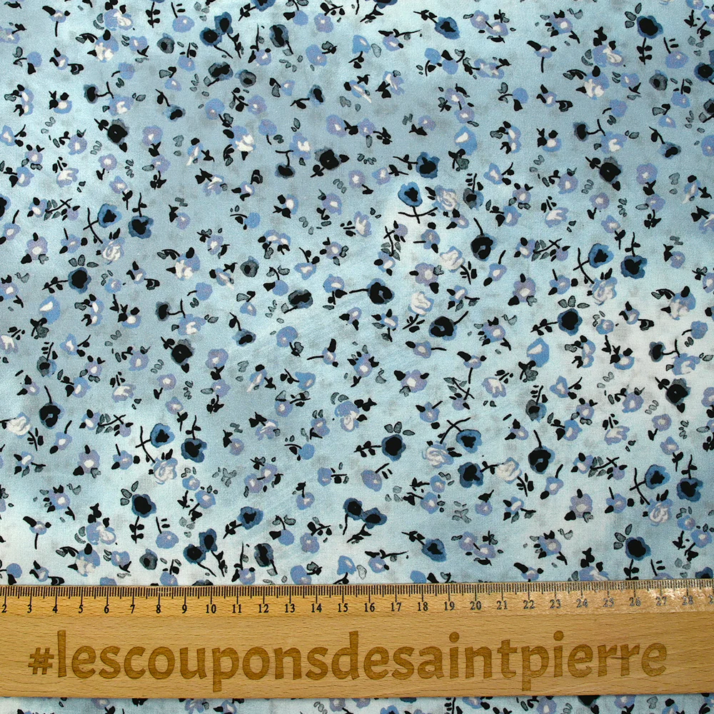 Voile de viscose imprimé fleurs dansantes fond bleu brumeux - Image 3