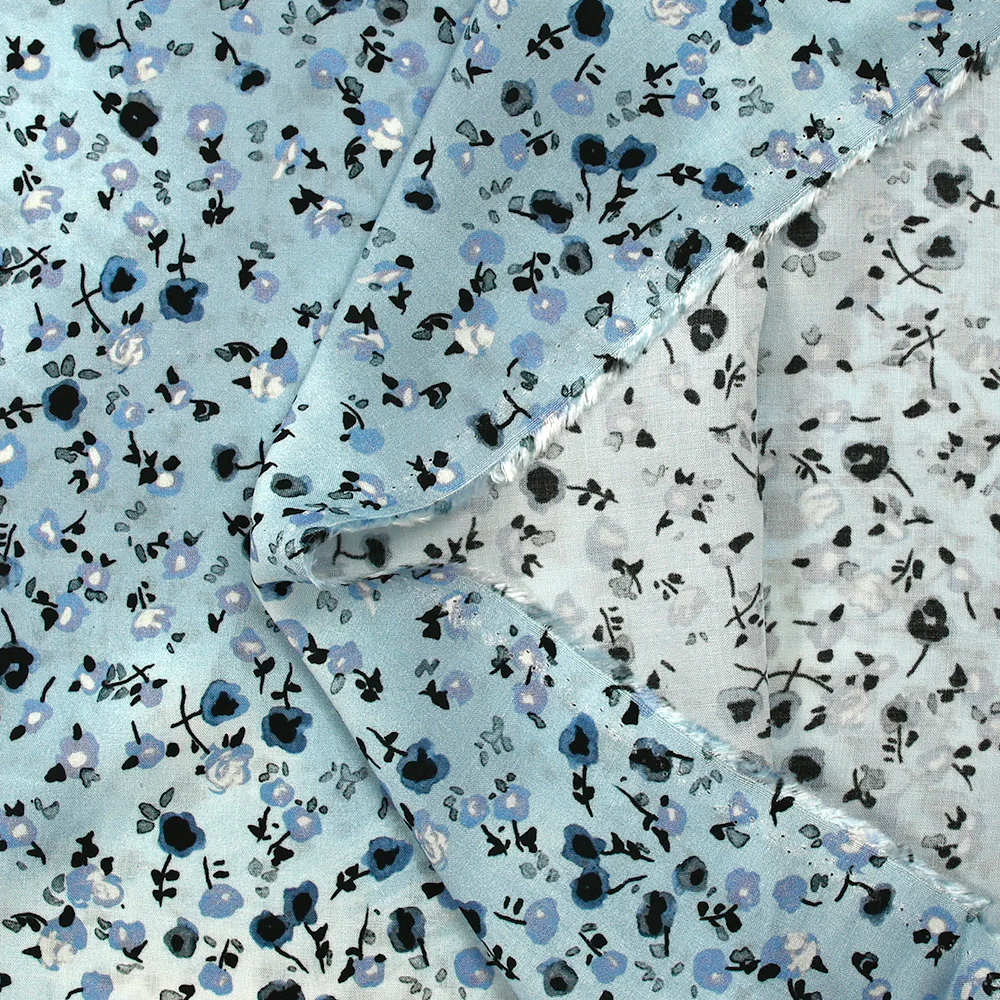 Voile de viscose imprimé fleurs dansantes fond bleu brumeux - Image 5