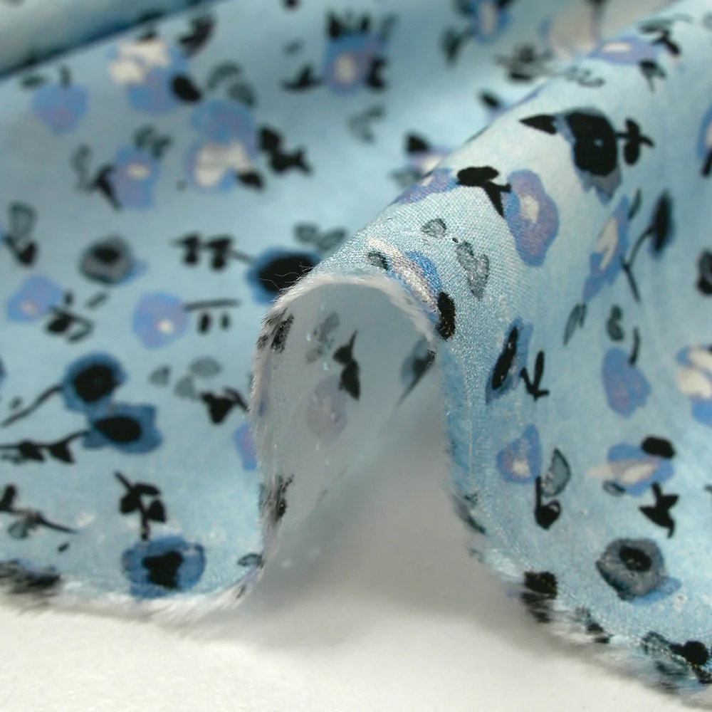 Voile de viscose imprimé fleurs dansantes fond bleu brumeux - Image 6
