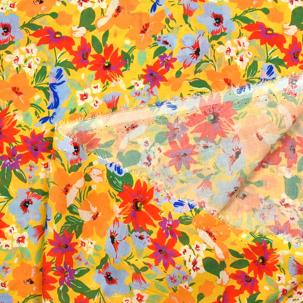 Voile de viscose imprimé fleurs d'été fond jaune - Image 4