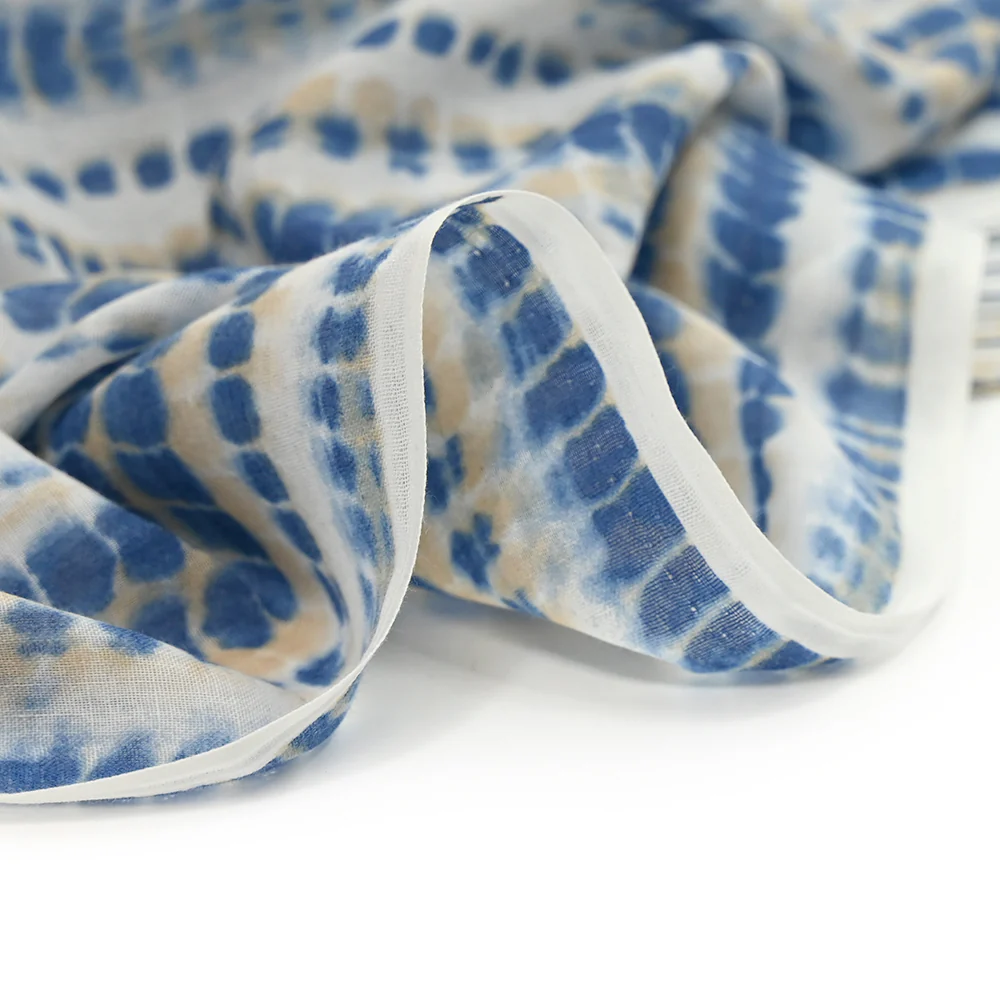 Voile polycoton imprimé ossement bleu et beige fond blanc - Image 5